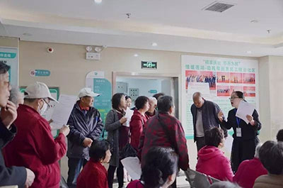 居民在候诊室等待做免费检查