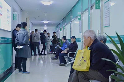 居民在医生诊室外候诊