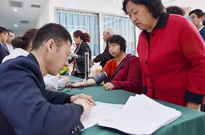 社会服务部工作人员在为社区居民登记信息